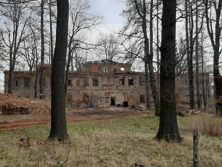 2021.03.2705 - Giebułtów - Ruiny pałacu remontowany - 001.jpg